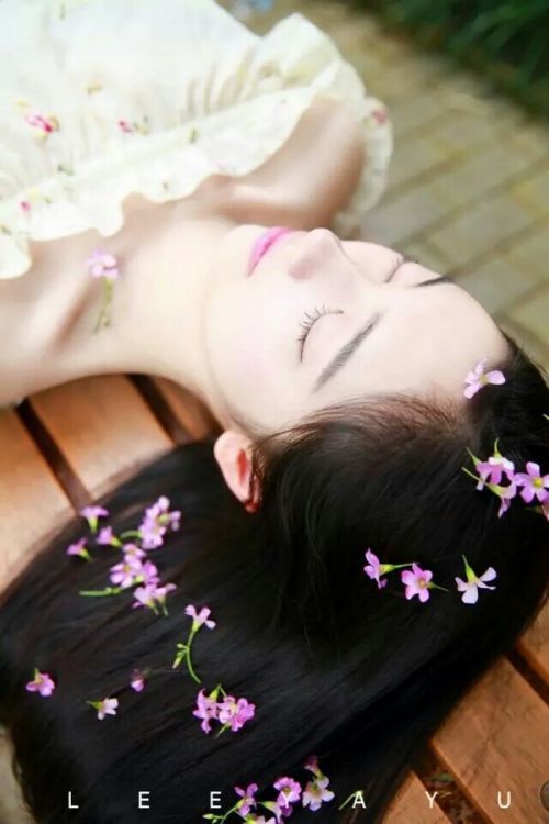 2016好看的气质美女微信图片 少了笑容多了凉薄