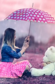 唯美的雨中美女微信图片 雨中漫步