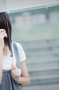 伤感唯美的下雨天女生图片