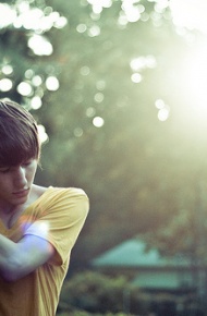 很帅气的英伦范儿男生图片 那些拾不起的快乐，我宁愿放弃之