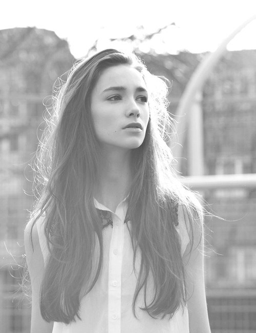 黑白色个性颓废欧美女生空间图片 最真切的，原来只是如梦的记忆