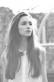 黑白色个性颓废欧美女生空间图片 最真切的，原来只是如梦的记忆