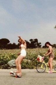 优美意境欧美空间姐妹图片 有时候，躲避是为了让自己不那么失望