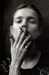 欧美颓废抽烟女生黑白图 心与寂寞交舞，情与孤影对语