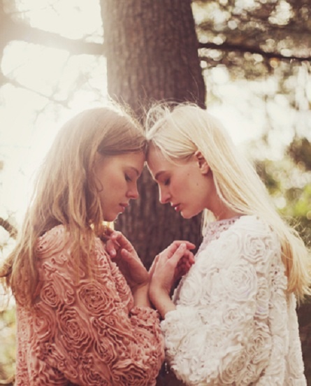 唯美姐妹欧美范儿闺蜜美图 爱中最不堪的事，是我有意，你却无心