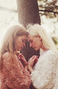 唯美姐妹欧美范儿闺蜜美图 爱中最不堪的事，是我有意，你却无心