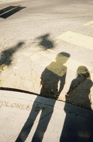 相拥相伴的温馨情侣美图 当我们互看不顺眼时，把爱也弄丢了