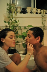 秀恩爱亲吻的情侣个性空间大图 只想过一份安静而平淡的生活