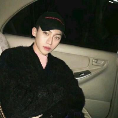 微信成熟稳重男生头像