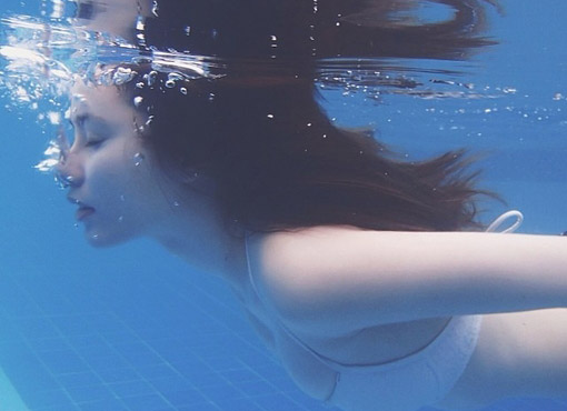 孤独伤感的微信个性女生图片下载