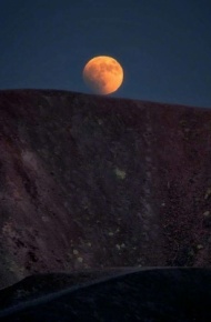 唯美意境夜晚月亮背景图