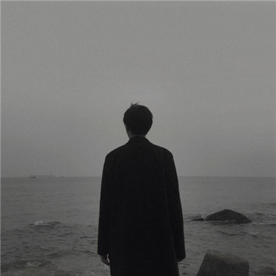 男生伤感孤独黑白微信素材图片