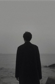 男生伤感孤独黑白微信素材图片