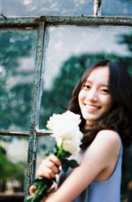 面露微笑的女生安静微信图片素材