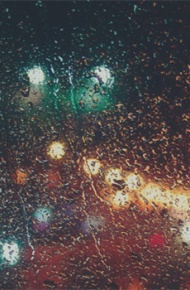 下雨天玻璃上的雨滴唯美雨景微信朋友圈配图