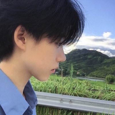 一组神仙颜值的男生帅气微信头像