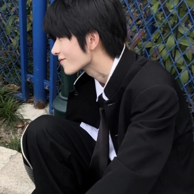 高冷的帅气男生微信头像