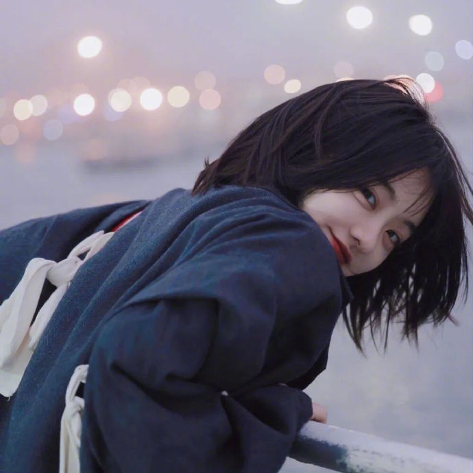 洒脱漂亮的小姐姐微信头像