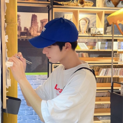 引人注意的帅气男生头像