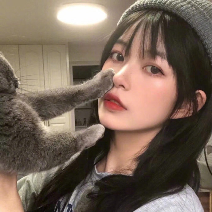 逗猫的可爱女生微信头像