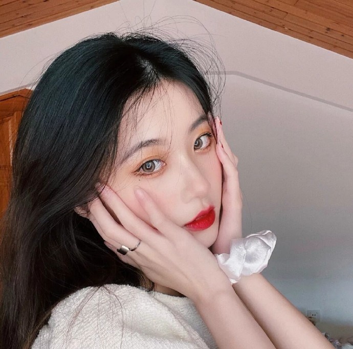 精选的高颜值美女微信头像