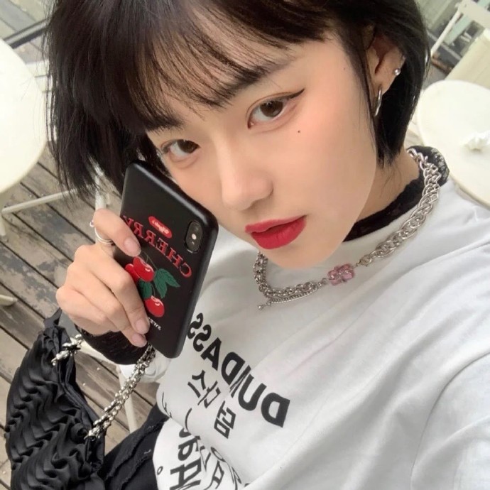 干练洒脱高冷女生微信头像