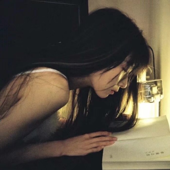 超拽的复古风高冷女生微信头像