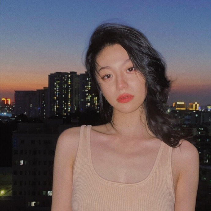 有点野有点酷的美女微信头像