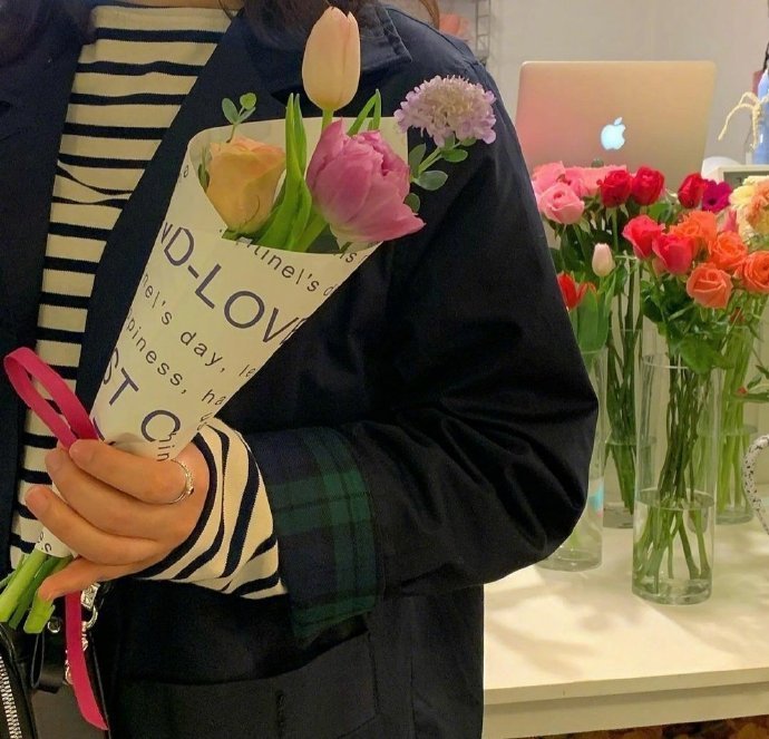 不露脸怀抱鲜花微信头像