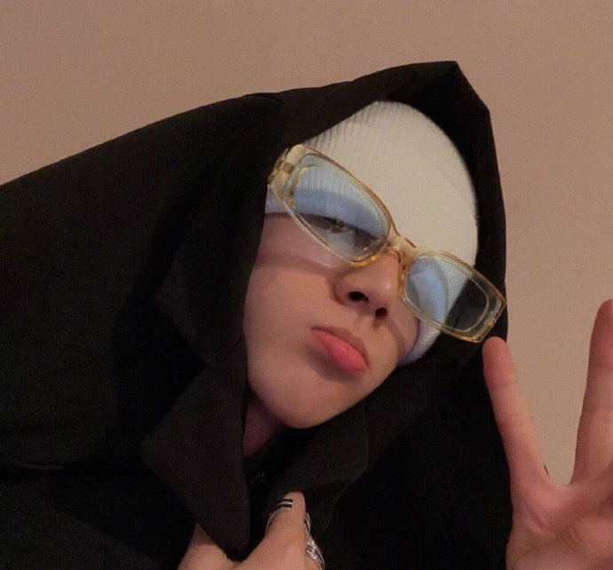 奇奇怪怪的男生微信头像