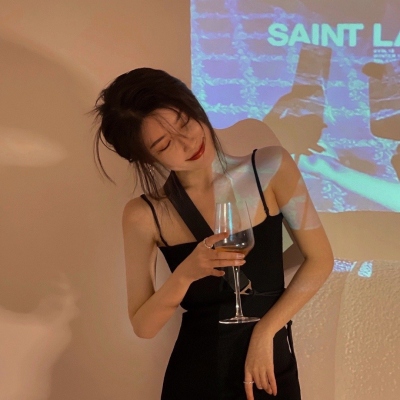 干净高级有质感的女生微信头像