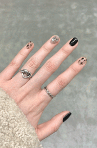 流行简约低调又好看的春日美甲