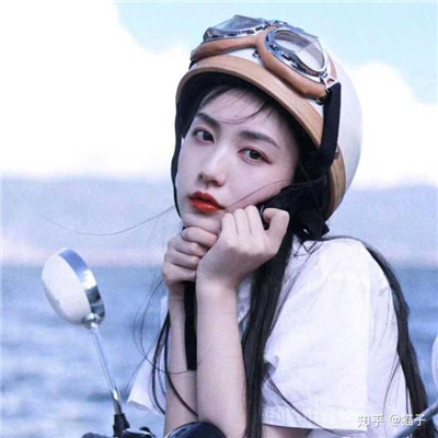 戴头盔的超美真人女生微信头像