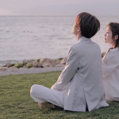 一左一右的夕阳下的情侣微信头像