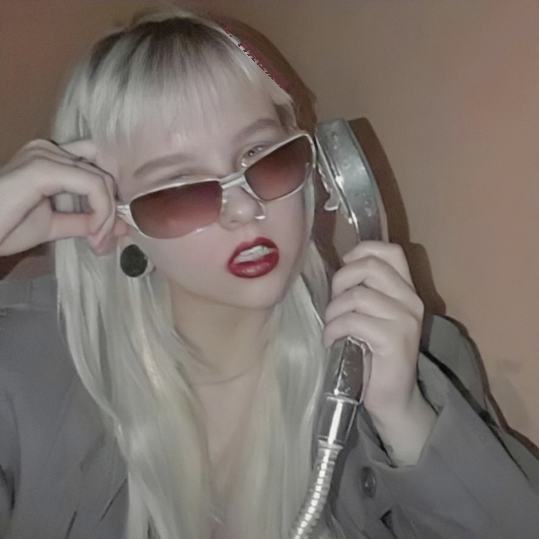 欧美墨镜帅气女孩微信头像