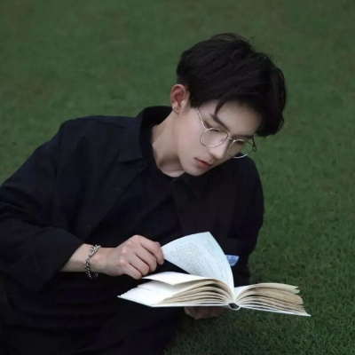 儒雅帅气的禁欲系男生微信头像