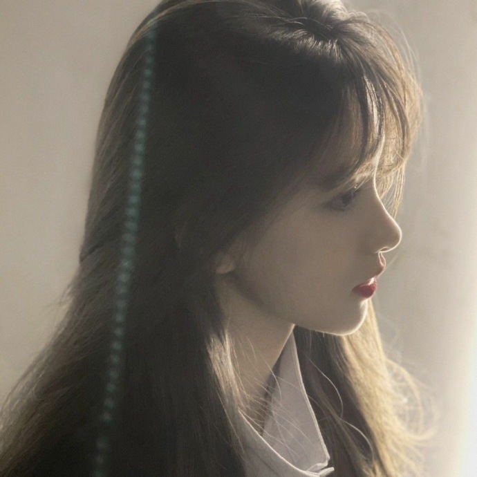 有点高冷帅气的女生微信头像