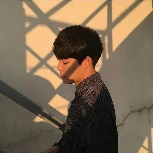 男生忧郁深沉微信头像