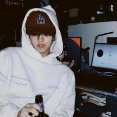 气质绝佳的男生头像