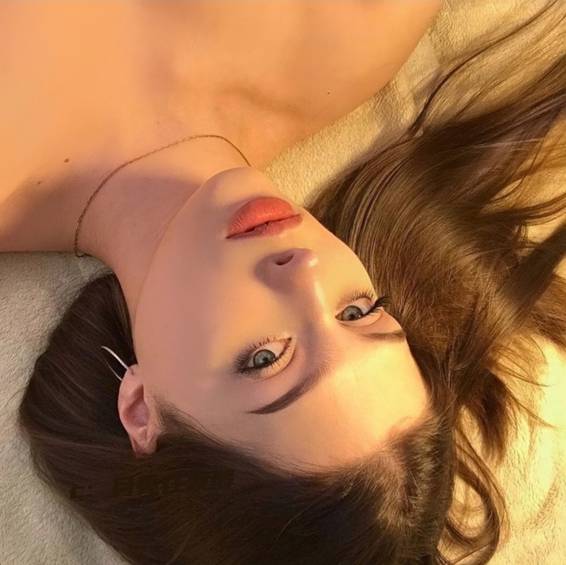 橙色风欧美女孩微信头像